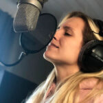 Athenas (Athenas María Vinica): Su biografía y sus canciones Athenas